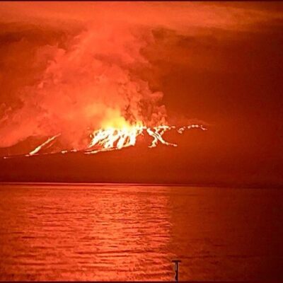 Erupção de vulcão no arquipélago de Galápagos