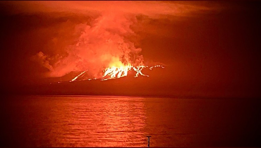 Erupção de vulcão no arquipélago de Galápagos