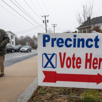 Homem chega para votar nas primárias presidenciais da Super Terça em Massachusetts, nos EUA