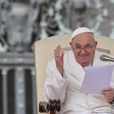 Papa Francisco fala durante sua audiência geral na Praça de São Pedro, no Vaticano, em 13 de março de 2024