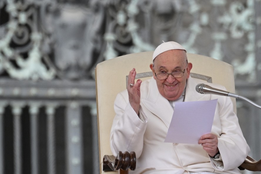 Papa Francisco fala durante sua audiência geral na Praça de São Pedro, no Vaticano, em 13 de março de 2024