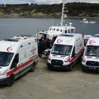 Autoridades turcas descarregaram corpos de 21 migrantes, incluindo cinco crianças, que se afogaram no Mar Egeu