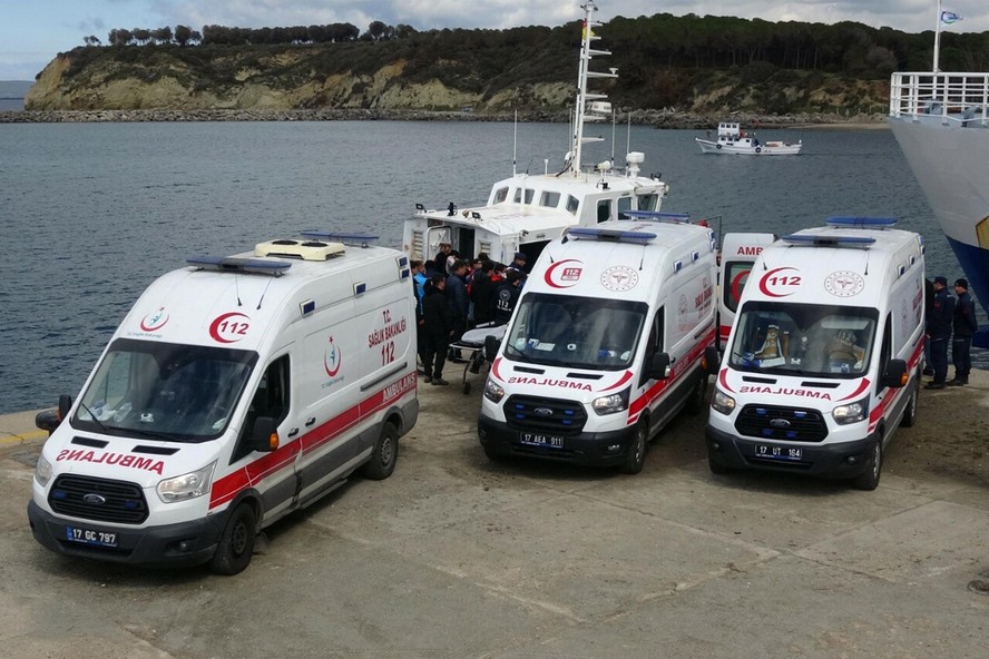 Autoridades turcas descarregaram corpos de 21 migrantes, incluindo cinco crianças, que se afogaram no Mar Egeu