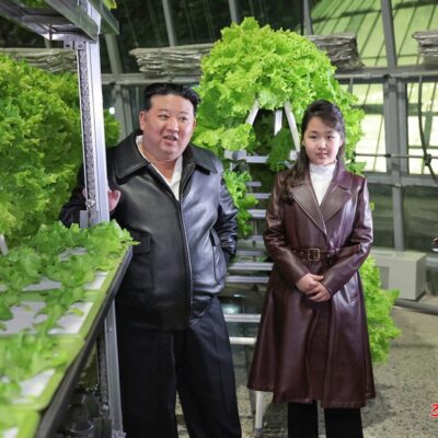 O líder norte-coreano, Kim Jong Un, e sua filha Ju Ae visitando a Gangdong Comprehensive Greenhouse, em Pyongyang.