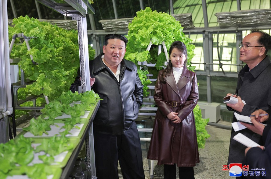 O líder norte-coreano, Kim Jong Un, e sua filha Ju Ae visitando a Gangdong Comprehensive Greenhouse, em Pyongyang.