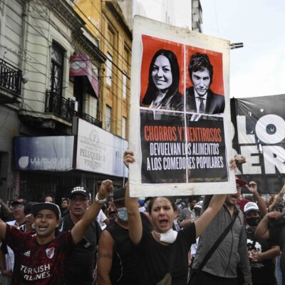 Membros de movimentos sociais gritam palavras de ordem durante um protesto contra cortes do governo do presidente Javier Milei nos setores mais vulneráveis