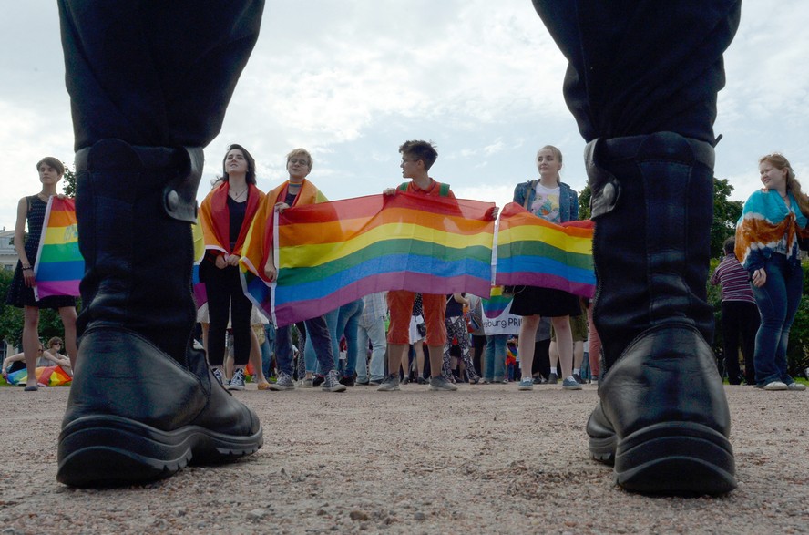 Pessoas agitam bandeiras do arco-íris do movimento de direitos dos homossexuais durante a manifestação do orgulho gay em São Petersburgo, em 12 de agosto de 2017.