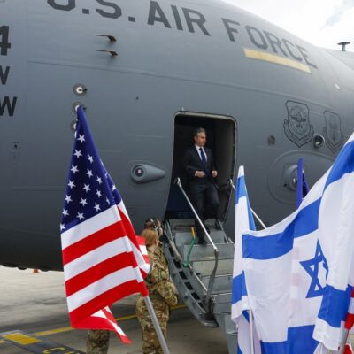 O secretário de Estado dos EUA, Antony Blinken, desembarca de uma aeronave ao chegar do Cairo a Tel Aviv.