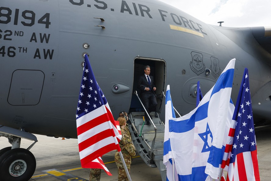 O secretário de Estado dos EUA, Antony Blinken, desembarca de uma aeronave ao chegar do Cairo a Tel Aviv.