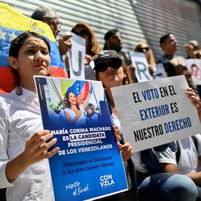 Venezuelanos na Argentina protestam em frente à embaixada da Venezuela em Buenos Aires e pedem que registro eleitoral seja habilitado para que possam votar nas eleições de julho.
