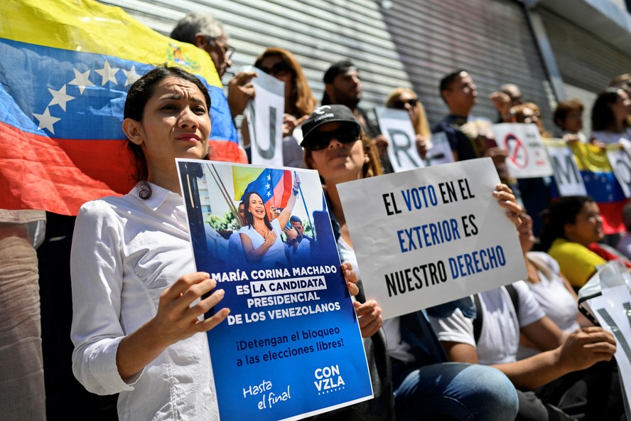 Venezuelanos na Argentina protestam em frente à embaixada da Venezuela em Buenos Aires e pedem que registro eleitoral seja habilitado para que possam votar nas eleições de julho.