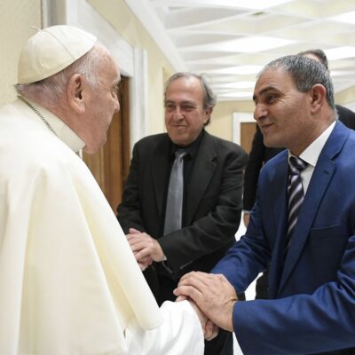 Papa Francisco se encontra com o israelense Rami Elhanan (centro) e com o palestino Bassam Aramin (direita) no Vaticano