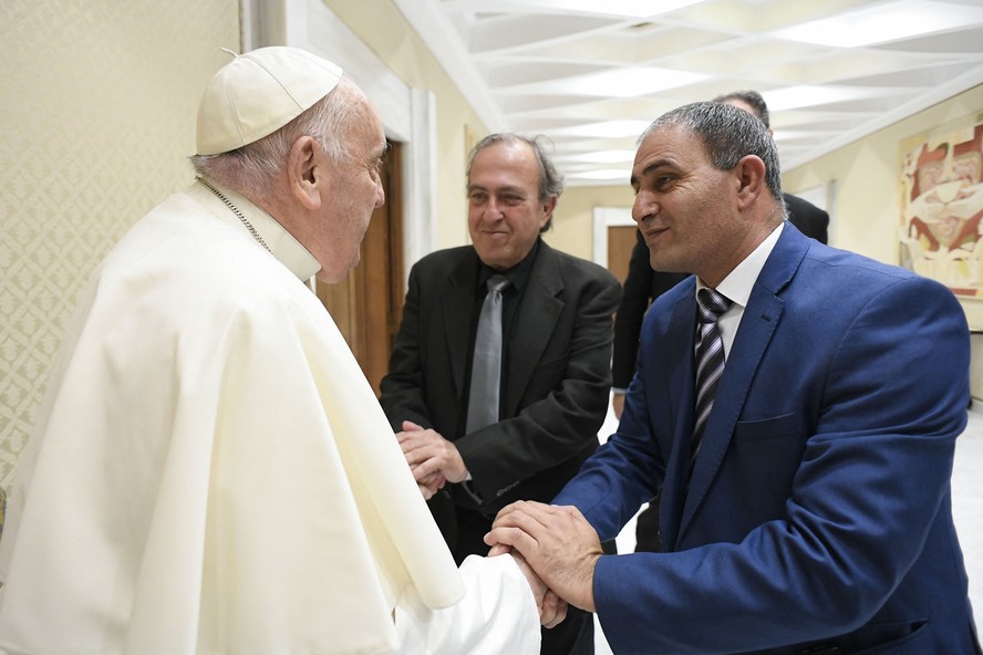 Papa Francisco se encontra com o israelense Rami Elhanan (centro) e com o palestino Bassam Aramin (direita) no Vaticano