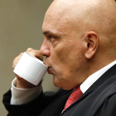 Alexandre de Moraes bebendo café