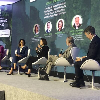 A secretária nacional de mundanças climáticas, Ana Toni (de azul) em debate com representantes do setor empresarial em São Paulo