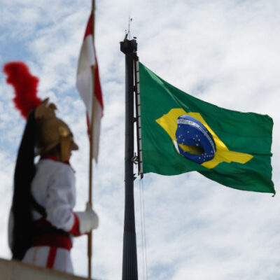 Bandeira do Brasil rasgada, no mastro das Praça dos Três Poderes