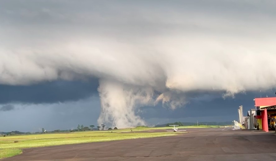 'Scud cloud': fenômeno provocado por tempestade chamou atenção em SC nesta quinta-feira