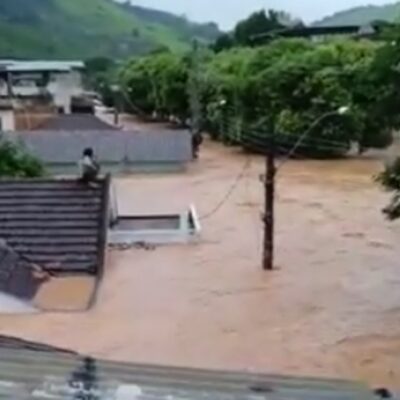 Moradora gravou vizinhos no telhado em Mimoso do Sul (ES): cuidadora de idosos estaria esperando resgate