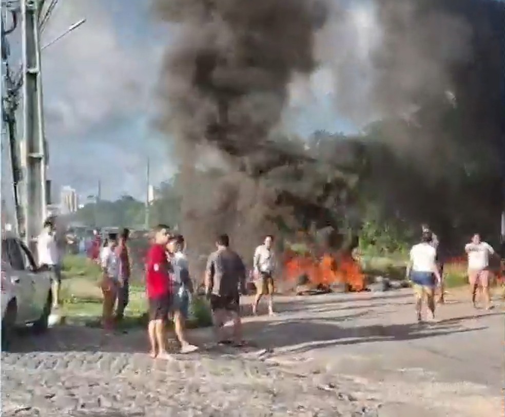 Moradores colocaram fogo em pneus e interditaram a Avenida Olavo Montenegro — Foto: Divulgação