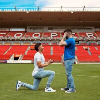 O momento: Josh Cavallo pede seu namorado em casamento, no campo do Adelaide United