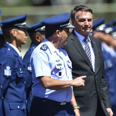 O comandante da Força Aérea Brasileira, Carlos de Almeida Baptista Júnior, e o presidente Jair Bolsonaro durante a cerimônia militar de promoção de Graduados do Quadro Especial de Sargentos (QESA), na Base Aérea de Brasília.