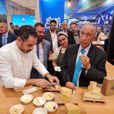 O presidente de Portugal, Marcelo Rebelo de Sousa, provando queijos artesanais no estande de Minas Gerais na Bolsa de Turismo de Lisboa, o maior evento do setor no país europeu