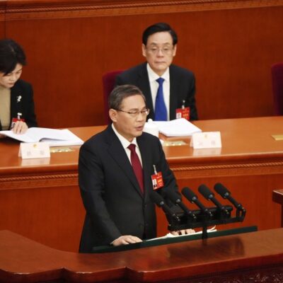 Li Qiang anuncia a meta de crescimento do PIB para 2024, no Grande Salão do Povo, em Pequim