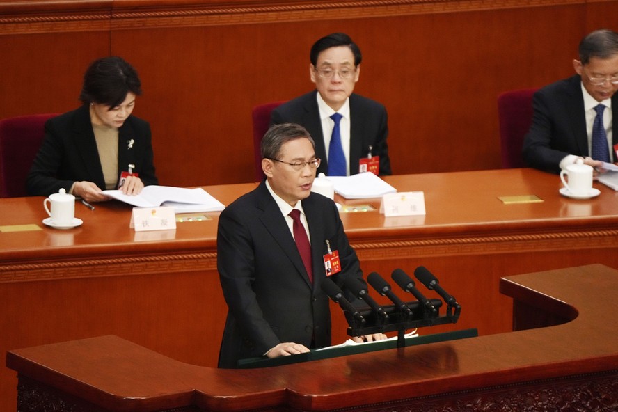 Li Qiang anuncia a meta de crescimento do PIB para 2024, no Grande Salão do Povo, em Pequim