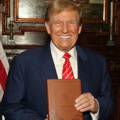 O ex-presidente dos EUA Donald Trump segura um exemplar da bíblia 'Deus abençoe os Estados Unidos'.