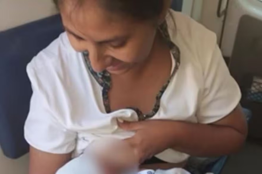 Alacoria, enfermeira mãe de três filhos, amamentando o bebê recém-nascido resgatado em Luján de Cuyo, em Mendoza