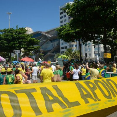 Rio de Janeiro - Manifestação em Copacabana pede fim da impunidade e do foro privilegiado e em defesa da Operação Lava Jato (Fernando Frazão/Agência Brasil)