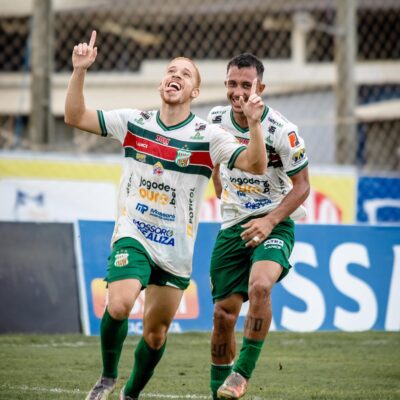 Ferrugem comemora gols e vitória do Baraúnas — Foto: Divulgação