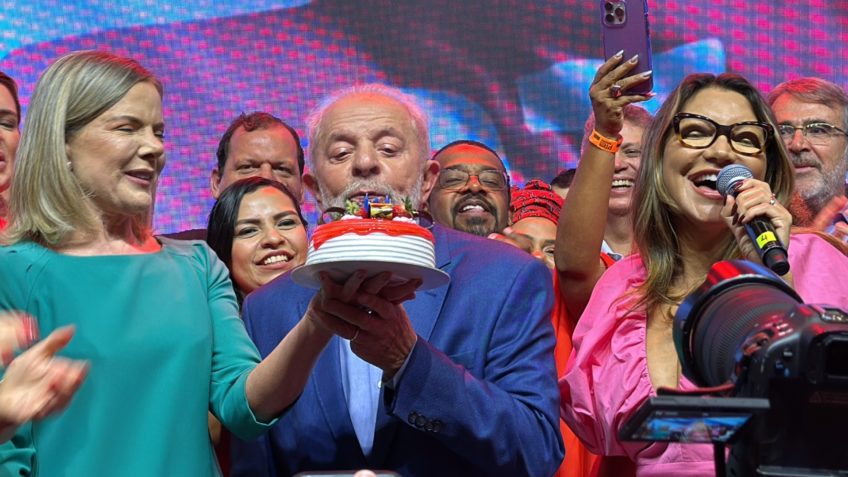Lula apaga as velas do bolo do PT enquanto Janja canta 