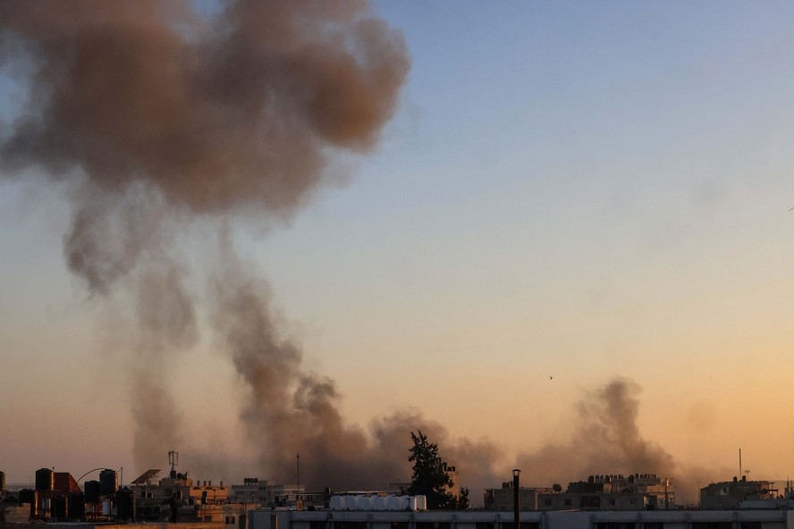 Fumaça de um bombardeio ocorrido ao sul da Faixa de Gaza
