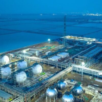 Canteiro de obras do terminal de processamento de gás natural na cidade de Binzhou, Província de Shandong, leste da China