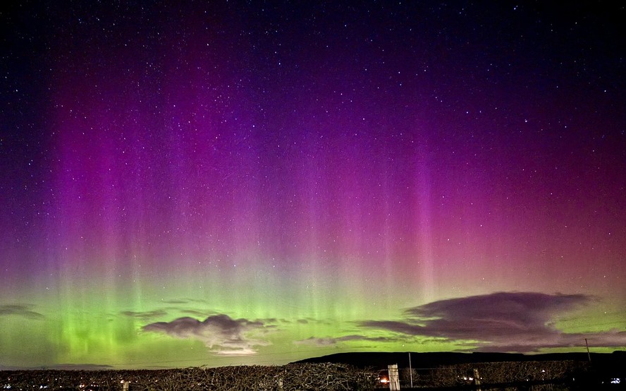 Aurora flagrada em Sperrins, na Irlanda do Norte