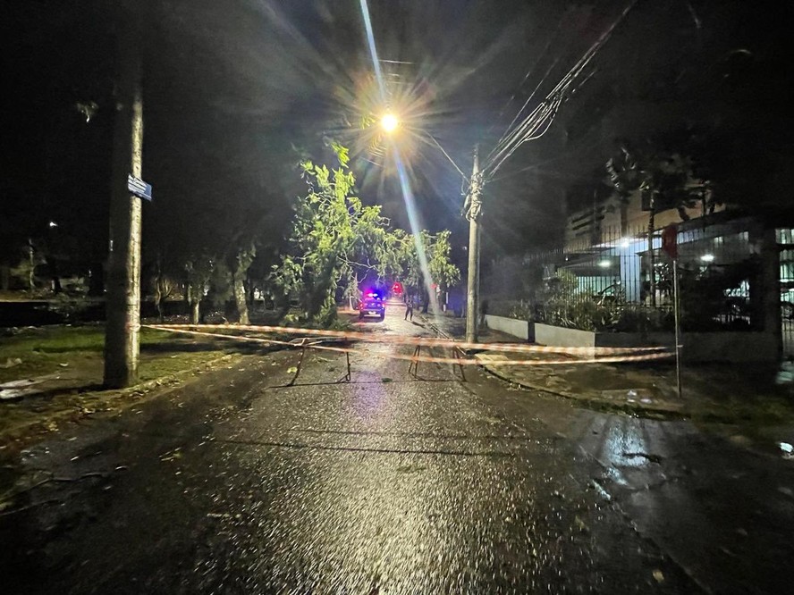 Temporal e ventos de 90 km/h causam estragos em Porto Alegre e deixam bairros sem energia