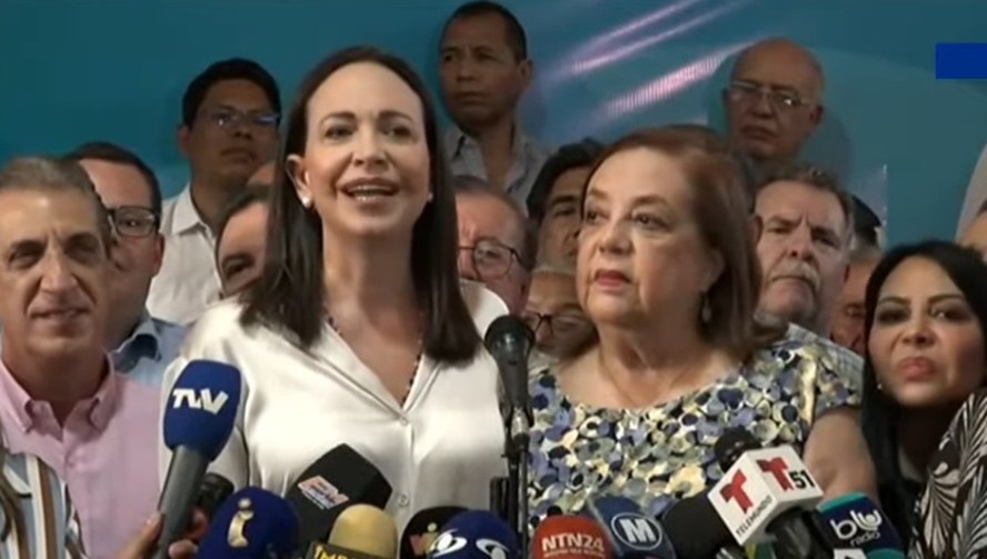 María Corina Machado (à esq.), líder da oposição venezuelana, e Corina Yonis (à dir.), candidata que a substituirá nas eleições presidenciais