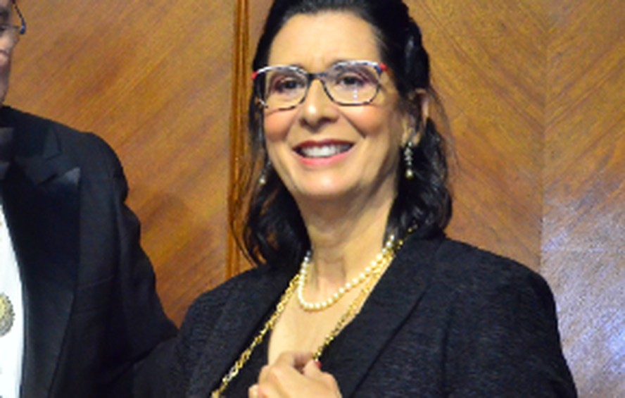 Diretora da FMUSP Eloísa Bonfá