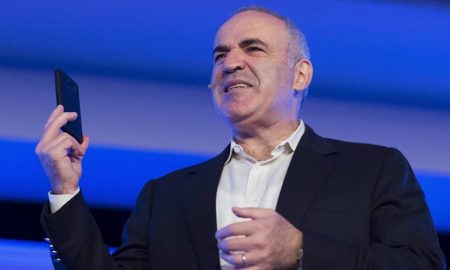 O enxadrista russo Garry Kasparov cobrou medidas para impedir o avanço das tropas russas na Ucrânia