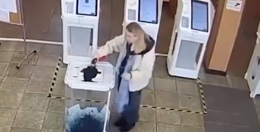 Mulher é detida após depositar seu voto e, na sequência, derramar tinta verde em uma urna em Moscou