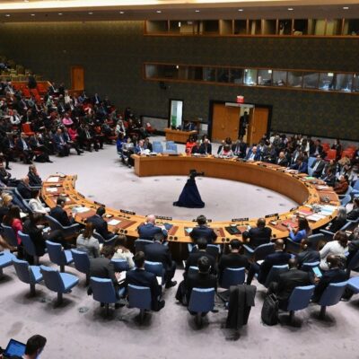 Conselho de Segurança das Nações Unidas faz um minuto de silêncio por vítimas de ataque terrorista em Moscou antes de iniciar votação de resolução sobre cessar-fogo em Gaza