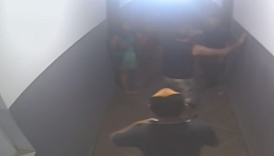 Imagem do circutio interno de segurança do prédio registrando o momento em que dois amigos se desentendem no Distrito Federal