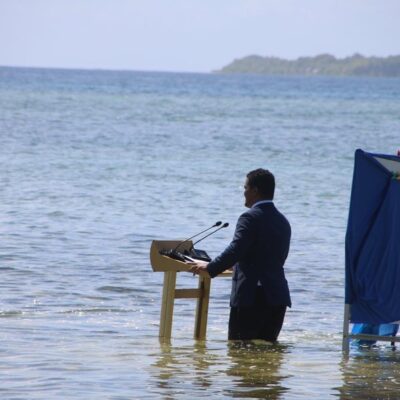 Simon Kofe, ministro das Relações Exteriores, da Justiça e das Comunicações de Tuvalu, faz alerta sobre mudanças climáticas