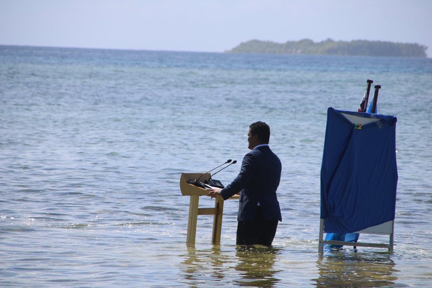 Simon Kofe, ministro das Relações Exteriores, da Justiça e das Comunicações de Tuvalu, faz alerta sobre mudanças climáticas