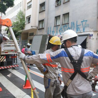 São Paulo (SP), 18/03/2024 - Funcionários da Enel trabalham na rua General Jardim, em Vila Buarque, durante falta de energia na região central. Foto: Rovena Rosa/Agência Brasil