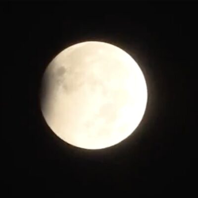 Eclipse lunar visto do estado indiano de Maharashtra, na Índia