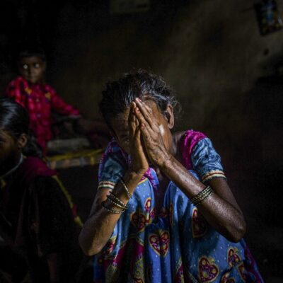 Mãe de menina de 13 anos que foi estuprada chora durante entrevista em Swang Gulgulia Dhoura, Índia