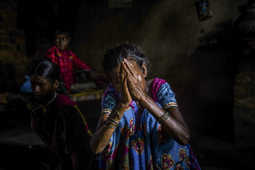 Mãe de menina de 13 anos que foi estuprada chora durante entrevista em Swang Gulgulia Dhoura, Índia