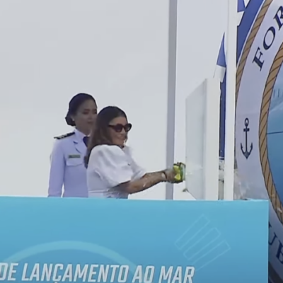 A primeira-dama, Janja Lula da Silva, quebrou uma garrafa de espumante no casco do submarino Tonelero para batizá-lo em seu lançamento